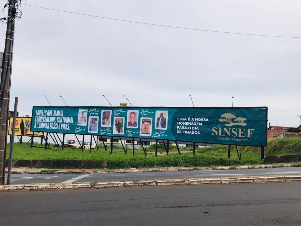 Foto 10 de 13 — Outdoors homenageiam pessoas falecidas em campanha para o Dia de Finados